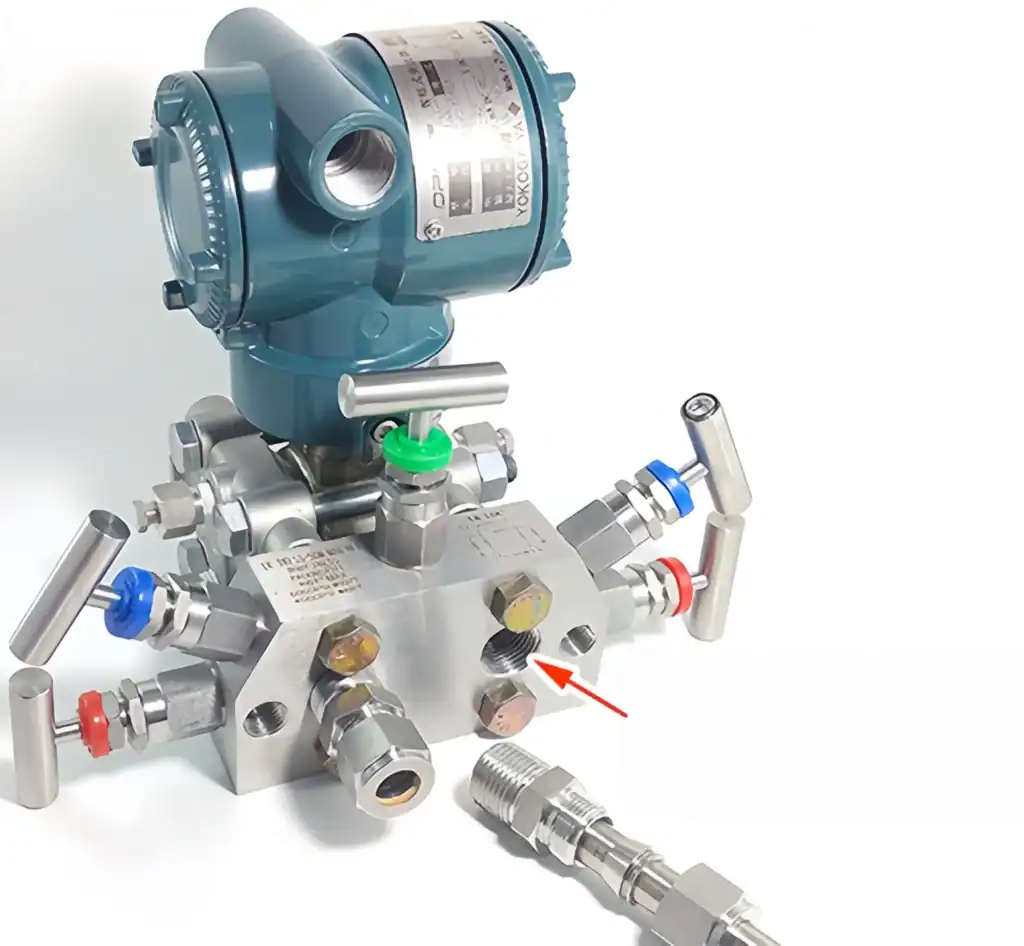 Differential pressure transmitter five-valve manifold