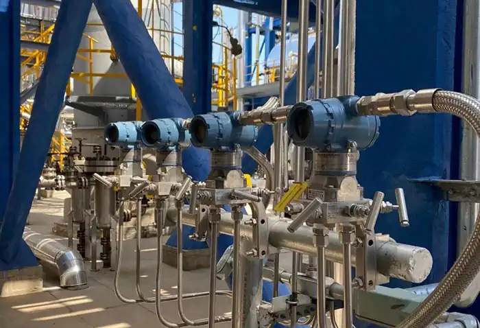 Differential pressure transmitter three-valve manifold