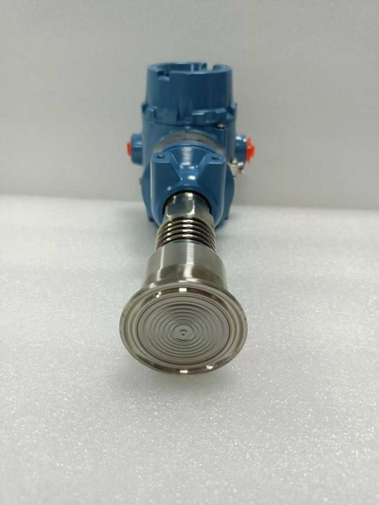 Flushing mount pressure transducer with display