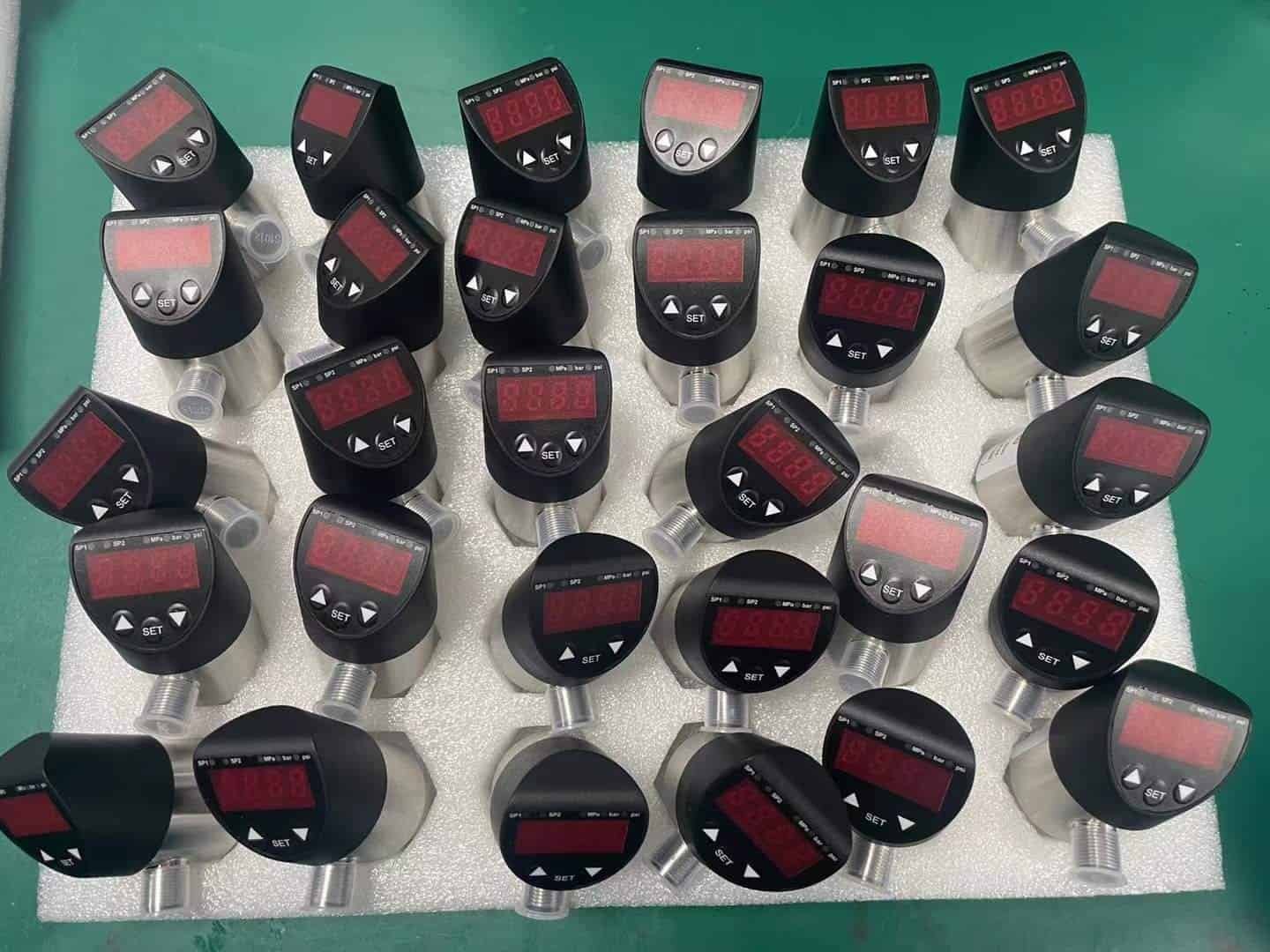 Pressure switch vs pressure transmitter — side-by-side comparison