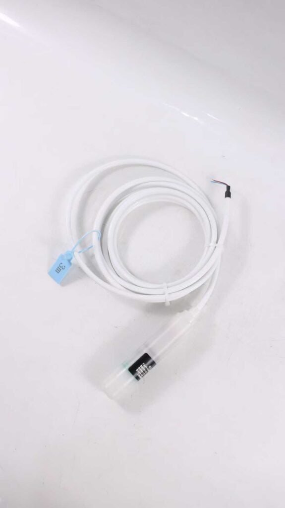 Submersible level transmitter made of corrosion-resistant material