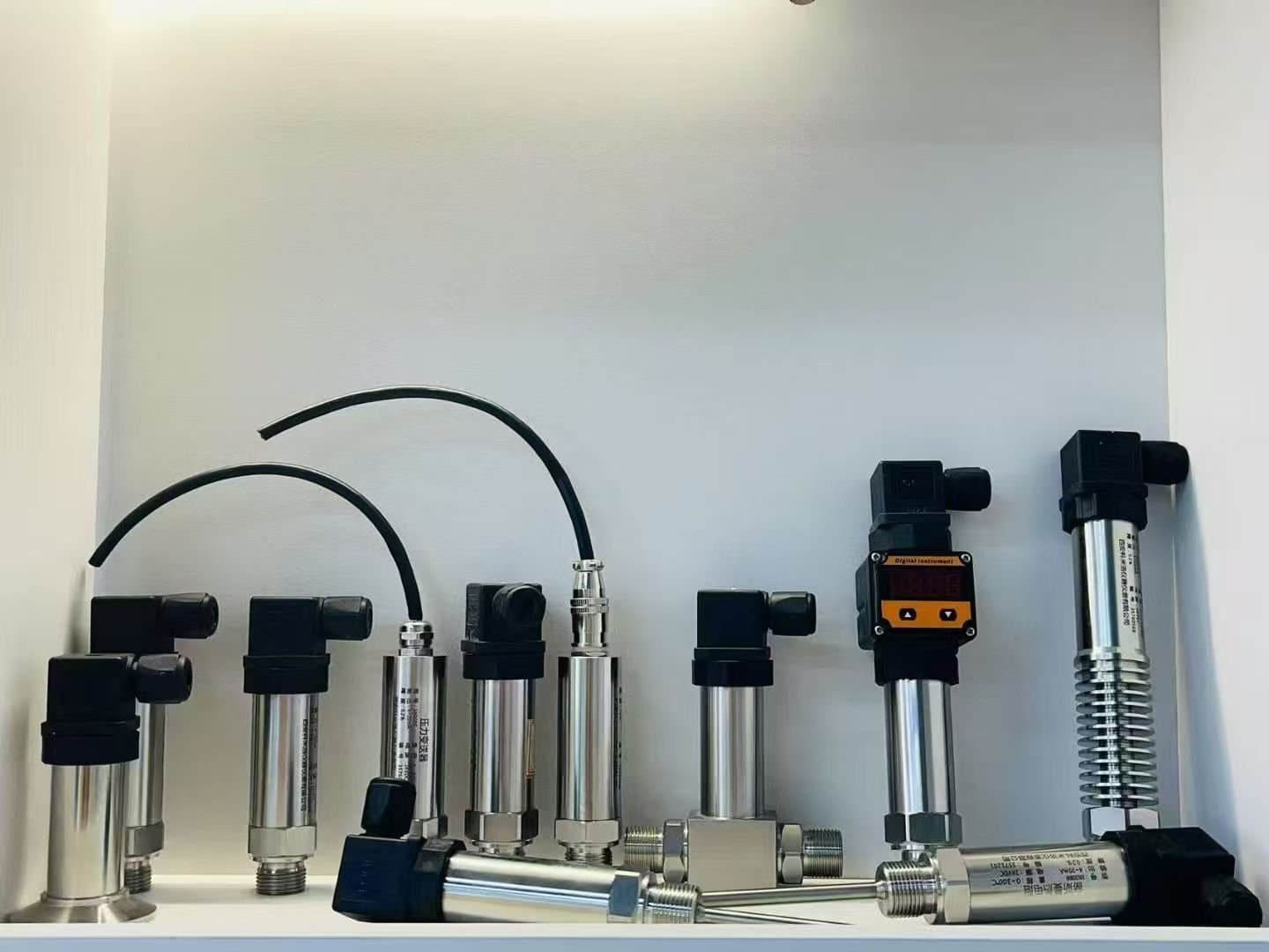 Compact pressure transmitter form factors with different process connections, output cables, and certification housings