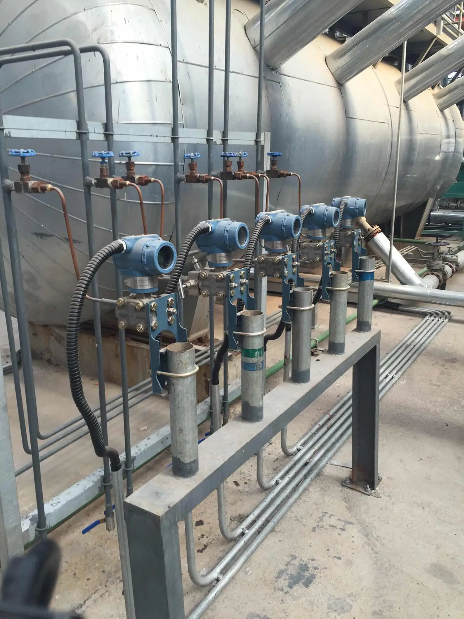 Absolute pressure transmitter installed on a process line, showing the impulse line, isolation valve, and electrical conduit run typical of field-mounted vacuum and absolute service