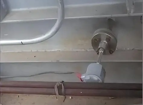 Thermowell insertion length U, immersion length R, and lagging extension T on a pipe