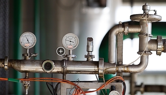 Electronic pressure switch with digital display and dual relay output